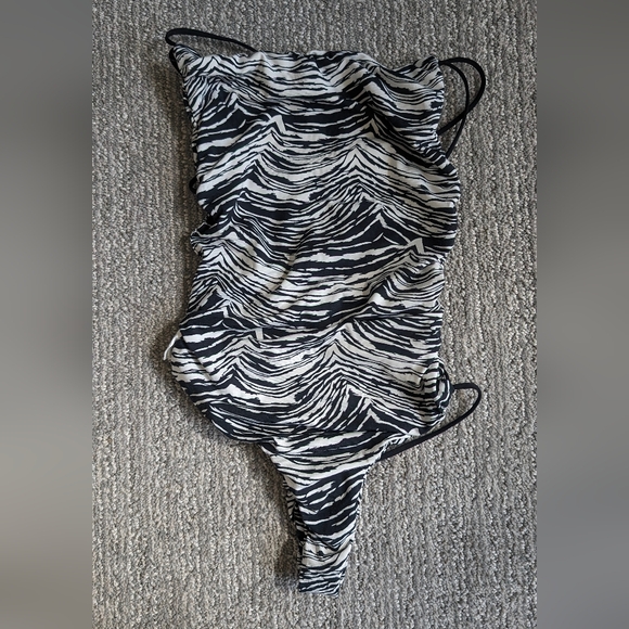 Zebra style bodysuit w. open back - Picture 2 of 3